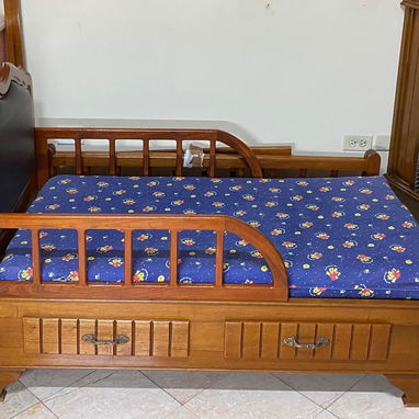 Cama/cuna para niño/a de 0 a 5años y escaparate todo de cedro 58757374 - Img 95146287