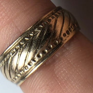 Vendo alianza de compromiso. Pesa 4.6 gramos. Oro 10k - 2/2