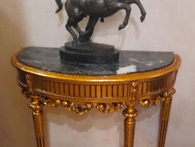 Bella consolita antigua de estilo Luis XVl en pan de oro y marmol negro - Img main-image