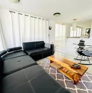 Casa de 3 niveles, 5 habitaciones, 6 baños. La Ceiba, Playa - Img 48785349