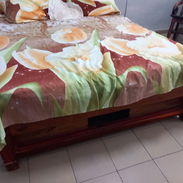 Se vende cama matrimonial de cedro con 6 gavetas integradas (sin colchon) - Img 57329590