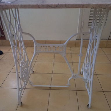 Mesas de mármol con bases de máquina de coser - 3/4
