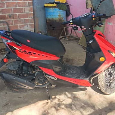 Se vende esta moto 馃弽 de gasolina 鉀斤笍, solamente 3 meses de uso - Img 123856768