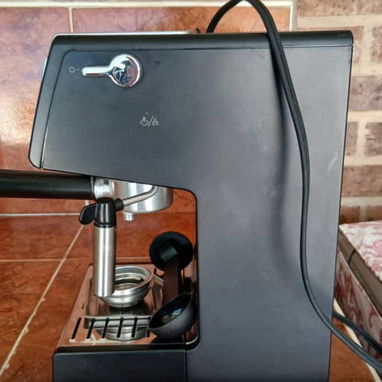 Vendo Café expreso y plancha para hamburguesa y etc ,se ha usado muy poco esta casi nuevo ,precio 60 USD 53508951 solo - Img 126266897