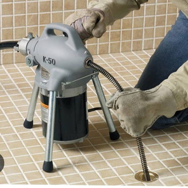 Plomero con máquina eléctrica profesional - 2/2