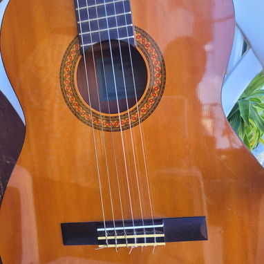 Vendo guitarra Yamaha en 100$ - Img 126059744