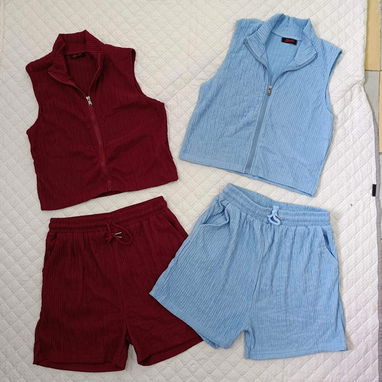 Conjunto de short y camisetas. - Img 122996704