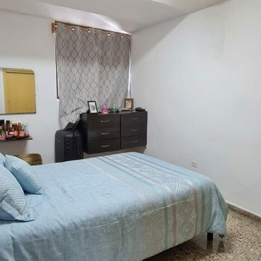Vendo apartamento en la zona 10 de alamar x la guayabera,4to piso afectado,de 2 cuartos con todo adentro - 6/7