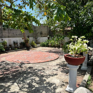 Venta de bajos de biplanta amplio en avenida Santa Amalia - Img 119396071
