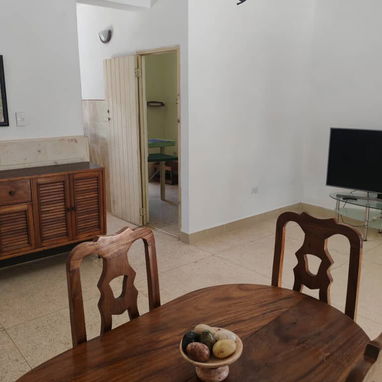 Casa de renta en Guanabo a 3 cuadras del mar. No se va la luz tengo paneles solares y baterías. - 3/10