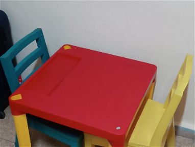 Se vende mesa de niño de plástico con dos sillas de madera - Img main-image