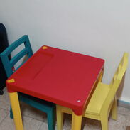 Se vende mesa de niño de plástico con dos sillas de madera - Img 45509249