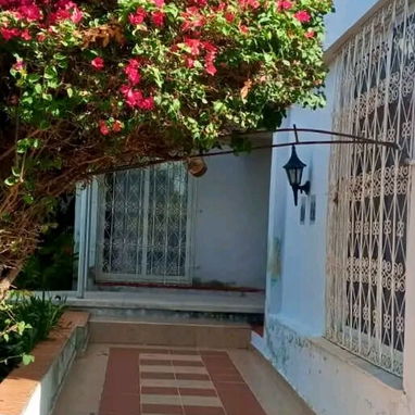 💥 GG-170 | ¡MAJESTUOSA CASA INDEPENDIENTE EN ESQUINA EN NUEVO VEDADO POR ! (5 CUARTOS, 5 BAÑOS, JARDÍN Y GARAJE) 🔑 - 7/10