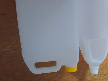Se venden pomos plásticos 5L (5 pomos), 4L (2 pomos), 2L (6 pomos) - Img 59102717