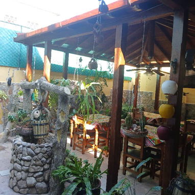 Ref # 43.En oferta con precio negociable excelente Hostal en Mariano super céntrico!!!! - Img 115666821