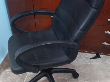 Se vende silla giratoria ejecutiva para oficina escritorio y computadora en perfectas condiciones en la habana vieja Pv5 - Img 65754436
