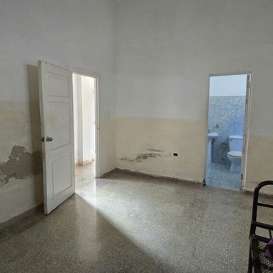 Apto. seminterior de 1/4, en planta baja, Vedado (Fanguito) (V-116) - Img 126023050