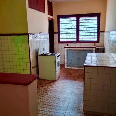 CASA EN BAJOS CON JARDÍN, CARPOCH Y PATIO DE TIERRA EN NUEVO VEDADO!!! - 5/9
