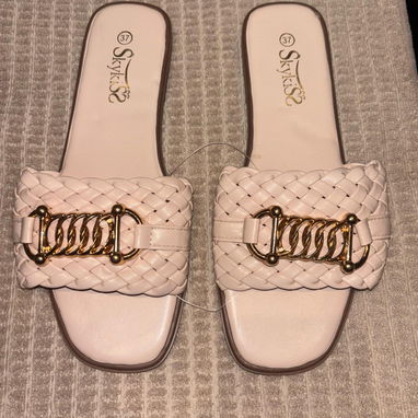 Vende chancletas en 3500 - Img 123651915