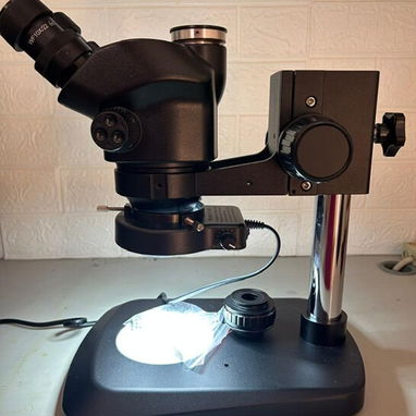 Microscopio trinocular con lente barlow 0,5X y lámpara led. Newww - Img 120490256