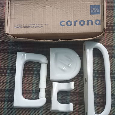 VENDO 4 CAJAS DE AZULEJOS BLANCOS CON DETALLES EN PLATEADO - Img 127489468