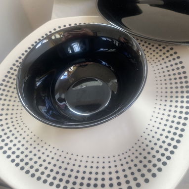 Vendo juego de platos negros para servir. Contactar con Isabela al 58264306. Más información por WhatsApp. - 4/6