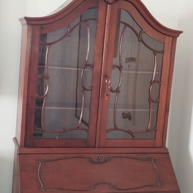 Vendo secreter antiguo con su llave en buen estado, mesa de escritorio y estante. Precio 340usd, me ajusto. Es en Playa - 2/5