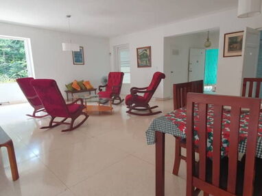 Excelente apartamento en 1er piso con garage ubicado en Playa cerca del Cira Garcia y el puente Almendares - Img 65804504