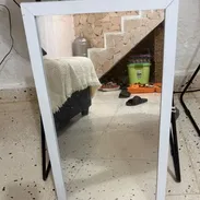 Se vende espejo con marco blanco de madera - Img 57474530