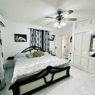 🏠 Casa De Renta Lineal En Miramar. 🛏️ Tiene 3 habitaciones. 📞 Reserva: +5355284821 - 5/10