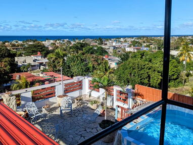 Disponible casa con piscina de 5 habitaciones en Guanabo. Reservas por WhatsApp 58142662 - Img 64714361