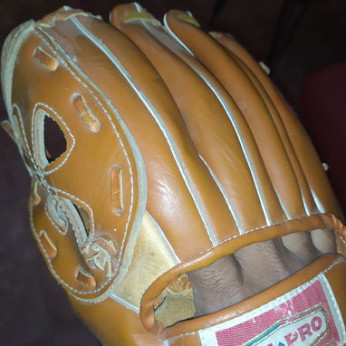 Se venden 3 Guantes de baseball de uso - Img 117124024