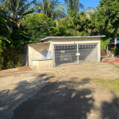 Casa independiente con piscina, patio y garaje amplio - 7/10