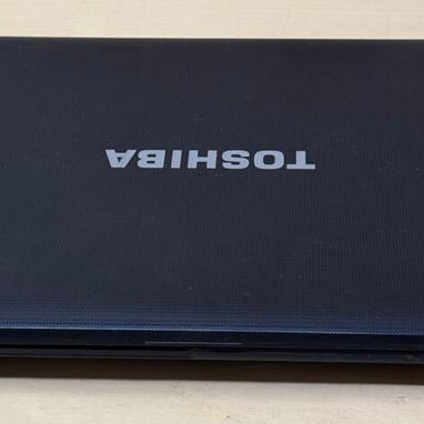 Laptop Toshiba con rendimiento ideal para estudiantes informáticos,algunos juegos y ver películas y series. - 4/5