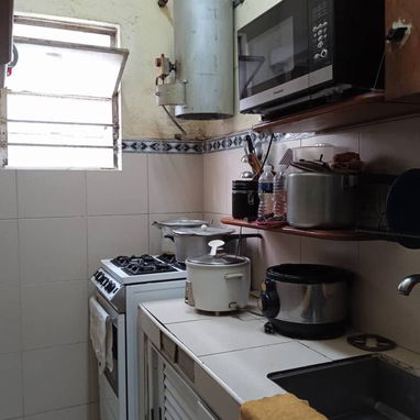 Se vende casa biplanta en bajos de dos cuartos y medio en mariano 25000 usd - 6/9