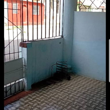 Se vende casa en Lawton con portal,sala Comedor,Cocina y baño,  2 cuartos,aire y teléfono interesados llamar 55110730 - 2/5