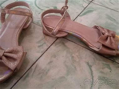 Chancletas y sandalias de niña - Img 67304396