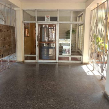 Apartamento en el Vedado, en edificio residencial 🏡 - Img 118955456