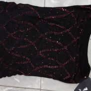 Vestido de boutique. Diseño con brillo rojo vino y fondo negro  Con su etiqueta. Talla M - Img 44523233