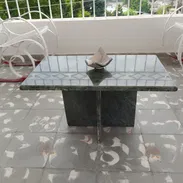 Se venden 3 mesitas de centro de marmol y un mueble con pedestal. - Img 56476455