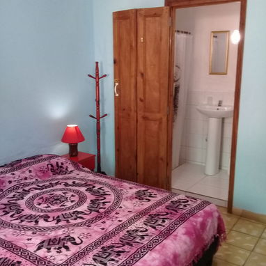 Vendo o cambio x dos, una mediana y otra pequeña con todo lo necesario para una persona. - Img 122249911