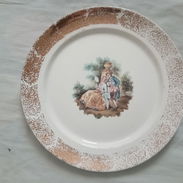 Plato decorativo antiguo de porcelana. Pareja de cortejo clásica. Borde dorado. - Img 49342265