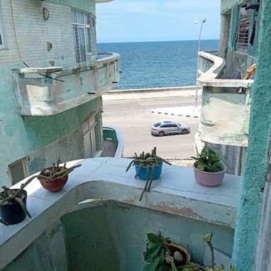 "$17000. PRECIO AJUSTADO. En venta  apartamento en Centro Habana. Edificio  de 3 pisos con garaje. Referenc: Ameijeiras - 3/8