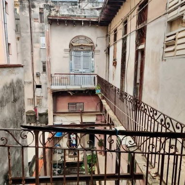 JOYA COLONIAL ÚNICA CON 5 BALCONES A LA CALLE! En el Corazón de La Habana Vieja !!! - Img 123264546