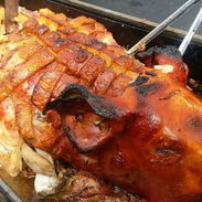 Lechón asado con su piel tostadita con sus guarniciones a domcilio que rico ... escribe me gusta y te complacemos - Img 56316384