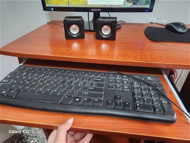 Vendo computadora (PC) de escritorio (con Mesa incluida, Teclado,Monitor de 20 pulgadas, mouse y Vocinas - Img 65875529