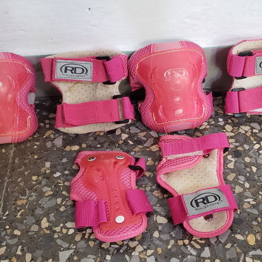 🛼SE VENDEN🛼 Patines de uso de 4 ruedas   Patines rosas🩷:Con todas sus protecciones: 50 usd  #33-36 aprox   Patines az - 3/5