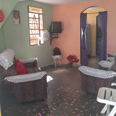Casa🏠d dos plantas, es puerta a calle, en la planta de abajo consta de portal cercado, sala amplia, comedor, cocina etc - 2/10