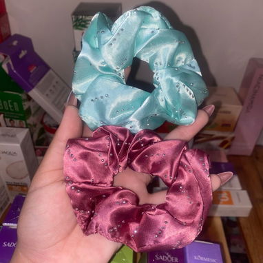 Felpas de satin y perlitas para el cabello ideal para no maltratar a este y evitar el frizz 🌸 - Img 123307252