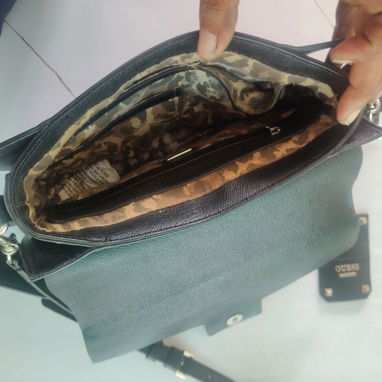 Cartera de mujer, de piel marca Guess original de buen compartimento y confort. - 2/3